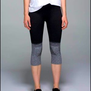 Lululemon Athletica. seamless crop tight leggings. size 4. Black grey
